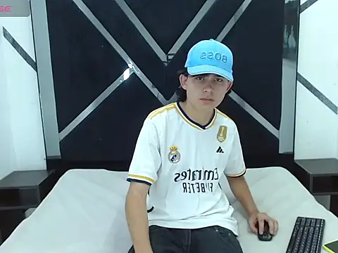 Tom 0001 online show from 10-25-25, 07:19