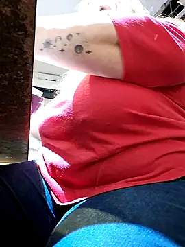 Snapshot of JennyInVegas chatting on 11-05-25, 04:29 JennyInVegas online show from 11-05-25, 04:29