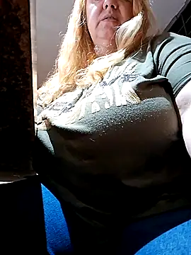 Snapshot of JennyInVegas chatting on 12-05-25, 04:36 JennyInVegas online show from 12-05-25, 04:36