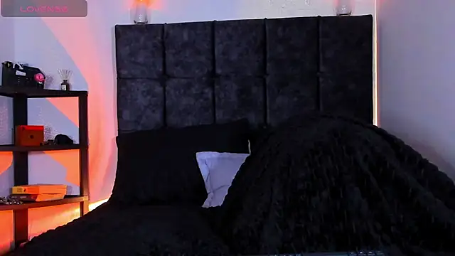 Snapshot of Theo_Noxxx chatting on 10-21-25, 03:29 Theo Noxxx online show from 10-21-25, 03:29