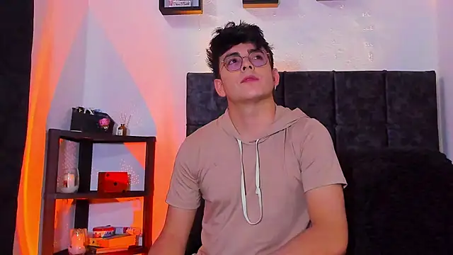 Snapshot of Theo_Noxxx chatting on 10-22-25, 07:46 Theo Noxxx online show from 10-22-25, 07:46