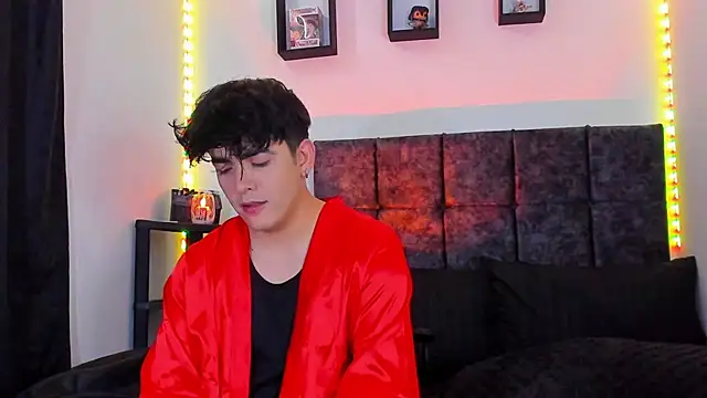 Snapshot of Theo_Noxxx chatting on 10-25-25, 07:08 Theo Noxxx online show from 10-25-25, 07:08