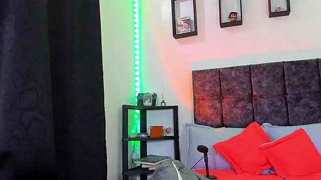 Snapshot of Theo_Noxxx chatting on 10-27-25, 06:45 Theo Noxxx online show from 10-27-25, 06:45