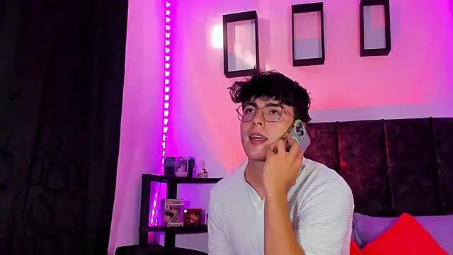 Snapshot of Theo_Noxxx chatting on 10-28-25, 09:17 Theo Noxxx online show from 10-28-25, 09:17