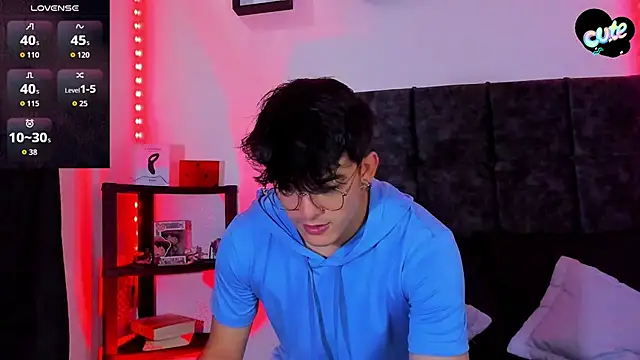 Snapshot of Theo_Noxxx chatting on 11-18-25, 05:39 Theo Noxxx online show from 11-18-25, 05:39