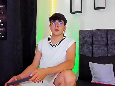 Snapshot of Theo_Noxxx chatting on 11-23-25, 06:41 Theo Noxxx online show from 11-23-25, 06:41