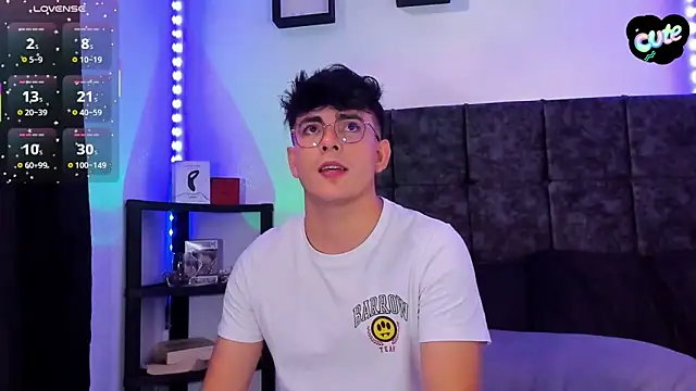 Snapshot of Theo_Noxxx chatting on 11-27-25, 06:54 Theo Noxxx online show from 11-27-25, 06:54