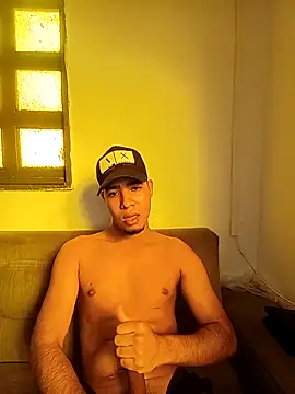 Snapshot of thiiago_05 chatting on 10-24-25, 08:16 thiiago 05 online show from 10-24-25, 08:16