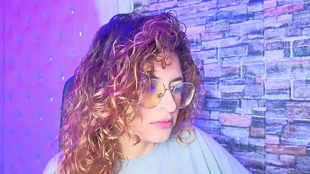 Snapshot of EmiliRouse_ chatting on 11-06-25, 04:02 EmiliRouse online show from 11-06-25, 04:02