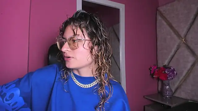 Snapshot of EmiliRouse_ chatting on 11-19-25, 02:55 EmiliRouse online show from 11-19-25, 02:55