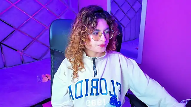 Snapshot of EmiliRouse_ chatting on 11-20-25, 04:12 EmiliRouse online show from 11-20-25, 04:12