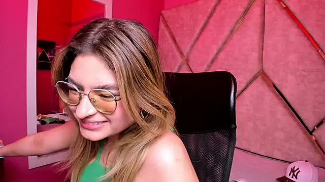 Snapshot of EmiliRouse_ chatting on 12-05-25, 01:14 EmiliRouse online show from 12-05-25, 01:14