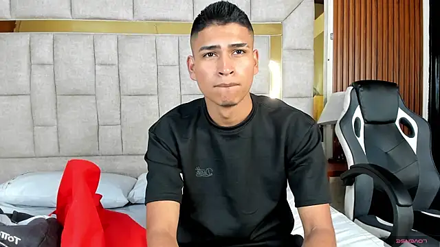 Snapshot of Emiliano_Reyes chatting on 11-15-25, 03:04 Emiliano Reyes online show from 11-15-25, 03:04