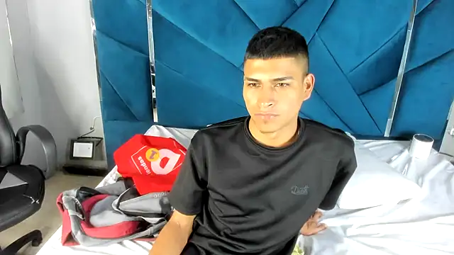 Snapshot of Emiliano_Reyes chatting on 11-19-25, 03:28 Emiliano Reyes online show from 11-19-25, 03:28