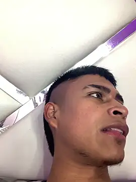 Snapshot of Emiliano_Reyes chatting on 11-23-25, 06:57 Emiliano Reyes online show from 11-23-25, 06:57