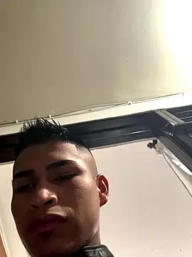 Snapshot of Emiliano_Reyes chatting on 11-30-25, 02:04 Emiliano Reyes online show from 11-30-25, 02:04