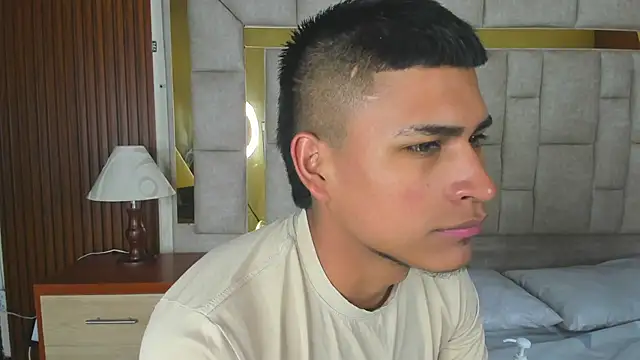 Snapshot of Emiliano_Reyes chatting on 12-04-25, 02:43 Emiliano Reyes online show from 12-04-25, 02:43