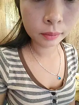 Snapshot of Squirrel-Pear chatting on 11-08-25, 12:55 Squirrel-Pear online show from 11-08-25, 12:55