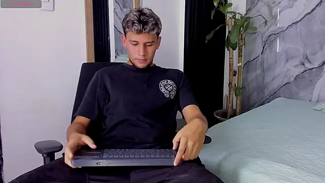 Snapshot of Alan-Smith1 chatting on 11-07-25, 07:47 Alan-Smith1 online show from 11-07-25, 07:47