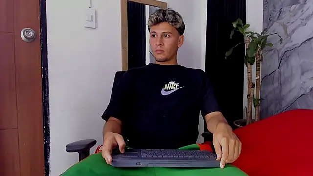 Snapshot of Alan-Smith1 chatting on 11-11-25, 07:36 Alan-Smith1 online show from 11-11-25, 07:36