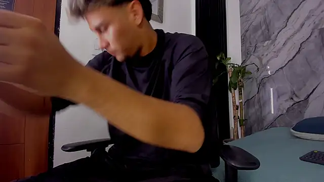 Snapshot of Alan-Smith1 chatting on 11-12-25, 07:57 Alan-Smith1 online show from 11-12-25, 07:57