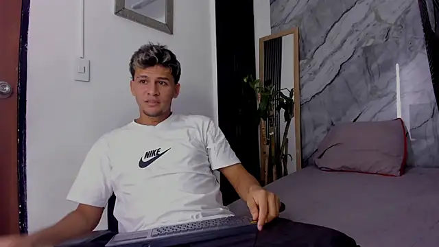 Snapshot of Alan-Smith1 chatting on 11-14-25, 07:34 Alan-Smith1 online show from 11-14-25, 07:34