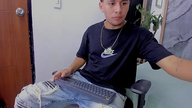 Snapshot of Alan-Smith1 chatting on 11-15-25, 07:43 Alan-Smith1 online show from 11-15-25, 07:43