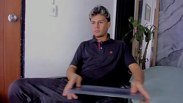 Snapshot of Alan-Smith1 chatting on 11-17-25, 07:41 Alan-Smith1 online show from 11-17-25, 07:41