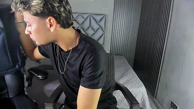 Snapshot of Alan-Smith1 chatting on 11-24-25, 07:46 Alan-Smith1 online show from 11-24-25, 07:46