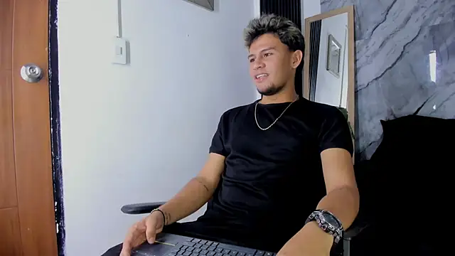 Snapshot of Alan-Smith1 chatting on 11-26-25, 08:10 Alan-Smith1 online show from 11-26-25, 08:10