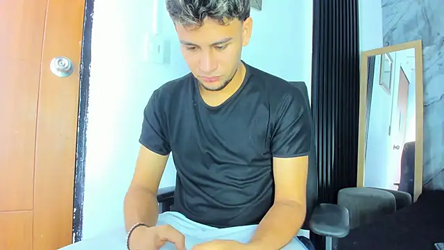 Snapshot of Alan-Smith1 chatting on 12-04-25, 09:01 Alan-Smith1 online show from 12-04-25, 09:01