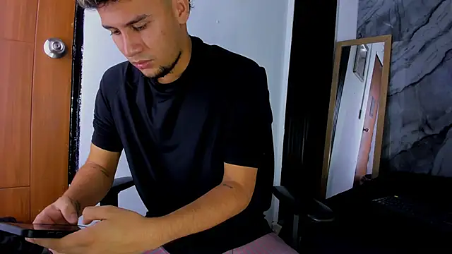 Snapshot of Alan-Smith1 chatting on 12-05-25, 07:32 Alan-Smith1 online show from 12-05-25, 07:32