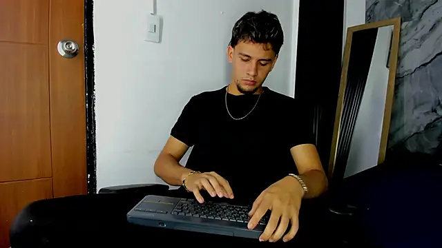 Snapshot of Alan-Smith1 chatting on 12-16-25, 08:25 Alan-Smith1 online show from 12-16-25, 08:25