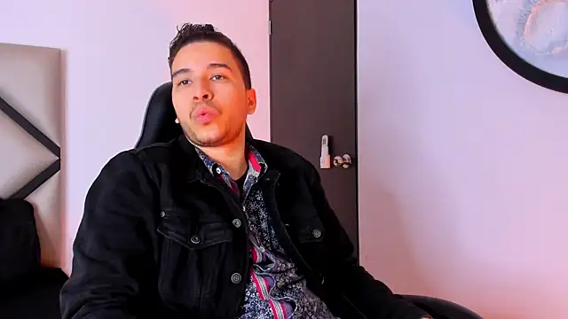 Snapshot of mike_257 chatting on 10-22-25, 12:05 mike 257 online show from 10-22-25, 12:05