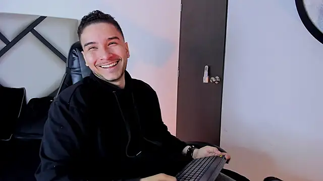 Snapshot of mike_257 chatting on 10-25-25, 12:13 mike 257 online show from 10-25-25, 12:13