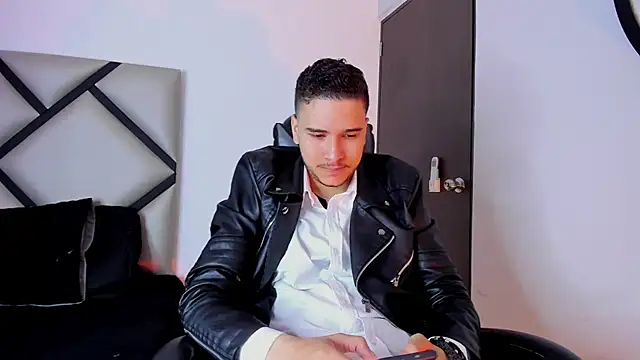 Snapshot of mike_257 chatting on 10-27-25, 11:47 mike 257 online show from 10-27-25, 11:47