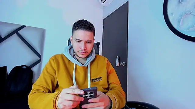 Snapshot of mike_257 chatting on 10-30-25, 11:44 mike 257 online show from 10-30-25, 11:44