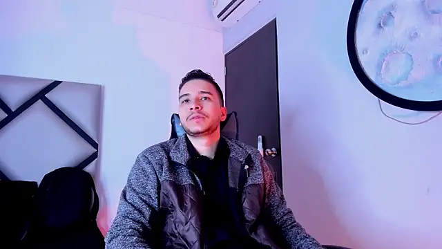 Snapshot of mike_257 chatting on 11-03-25, 11:44 mike 257 online show from 11-03-25, 11:44