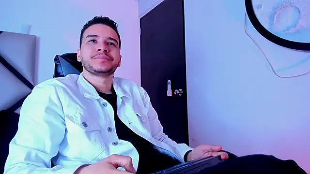 Snapshot of mike_257 chatting on 11-04-25, 11:53 mike 257 online show from 11-04-25, 11:53