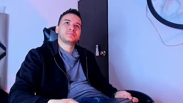 Snapshot of mike_257 chatting on 11-06-25, 11:44 mike 257 online show from 11-06-25, 11:44