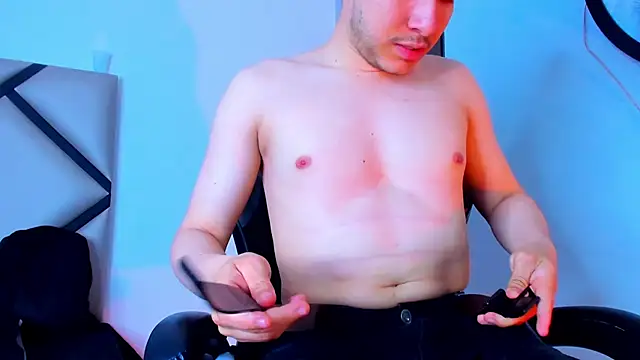 Snapshot of mike_257 chatting on 11-07-25, 12:27 mike 257 online show from 11-07-25, 12:27