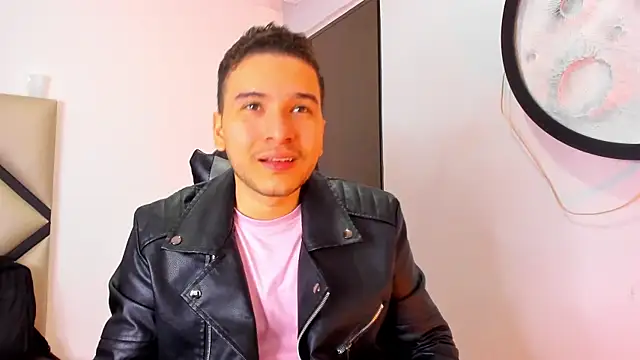 Snapshot of mike_257 chatting on 11-08-25, 11:43 mike 257 online show from 11-08-25, 11:43