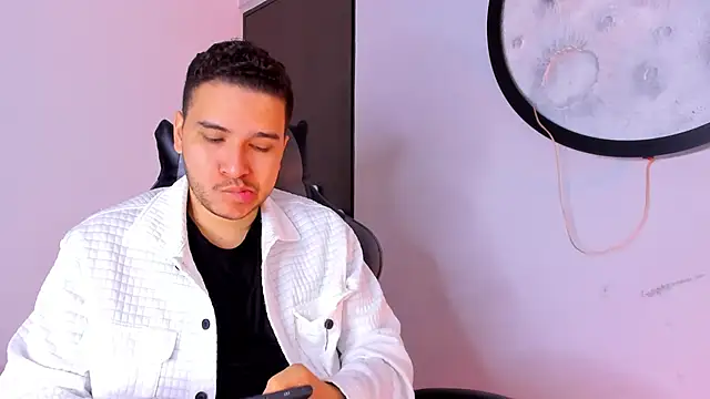 Snapshot of mike_257 chatting on 11-11-25, 11:54 mike 257 online show from 11-11-25, 11:54