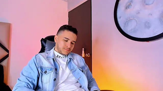 Snapshot of mike_257 chatting on 11-15-25, 11:40 mike 257 online show from 11-15-25, 11:40