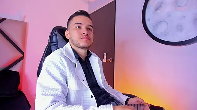 Snapshot of mike_257 chatting on 11-19-25, 12:05 mike 257 online show from 11-19-25, 12:05