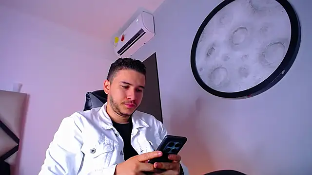 Snapshot of mike_257 chatting on 12-02-25, 11:48 mike 257 online show from 12-02-25, 11:48