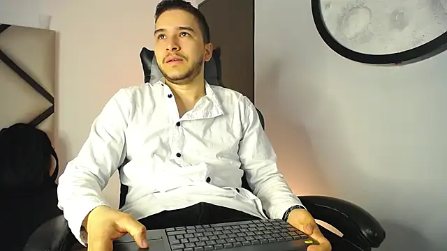 Snapshot of mike_257 chatting on 12-03-25, 11:52 mike 257 online show from 12-03-25, 11:52