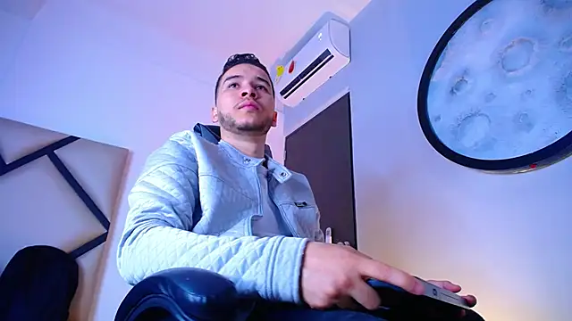 Snapshot of mike_257 chatting on 12-05-25, 12:03 mike 257 online show from 12-05-25, 12:03