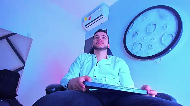 Snapshot of mike_257 chatting on 02-04-26, 11:27 mike 257 online show from 02-04-26, 11:27