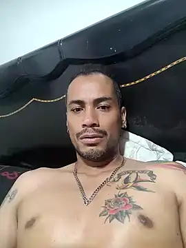 Snapshot of Michell85 chatting on 10-27-25, 02:04 Michell85 online show from 10-27-25, 02:04